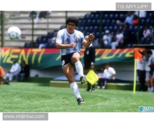 足球巨星深情接吻瞬间曝光引发热议引爆全球球迷情感共鸣 足球巨星深情接吻瞬间曝光引发热议引爆全球球迷情感共鸣