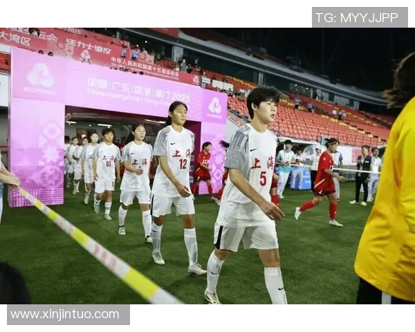 足球明星与泪水中的女孩共鸣瞬间展现无声的坚韧与柔情 足球明星与泪水中的女孩共鸣瞬间展现无声的坚韧与柔情