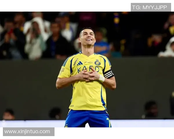 足球巨星赛场甩头发瞬间尽显潇洒魅力引爆全场欢呼